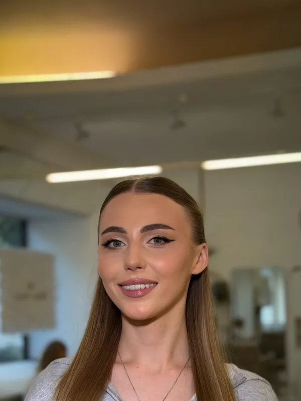 Hladké uhlazené vlasy a jemné líčení